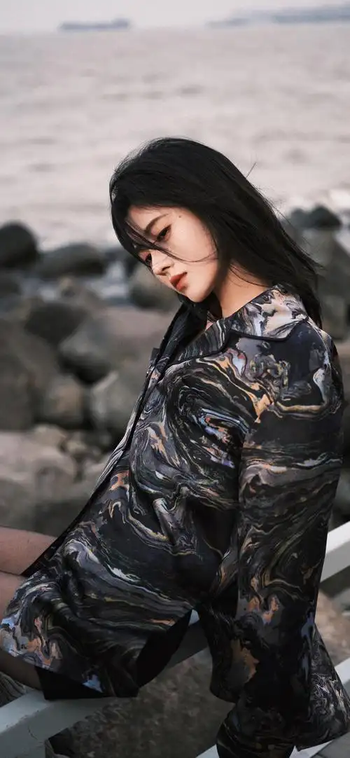 鞠婧祎海边手机壁纸