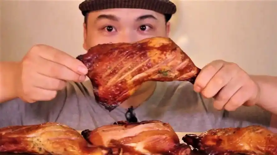 大胃王花式啃大鸡腿大口吃太过瘾了