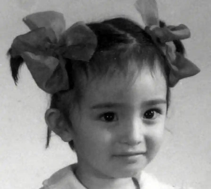 图为孙俪的童年照,之前一直都没认出来,没想到孙娘