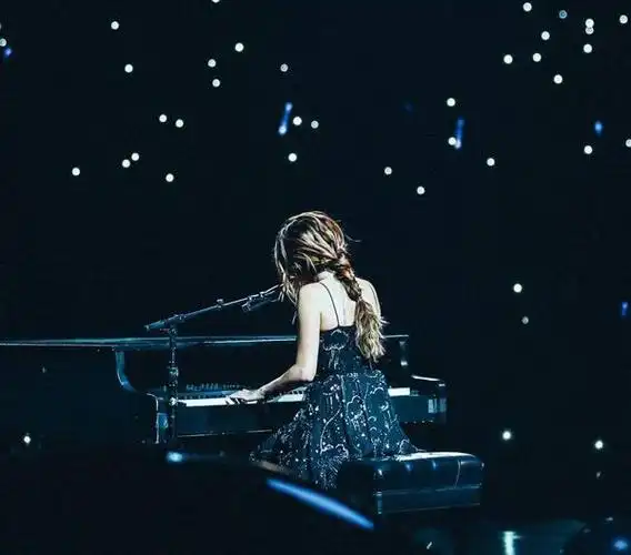 selena弹钢琴的背影真是美极了,像这样的露背裙,腋下两侧有赘肉就会不