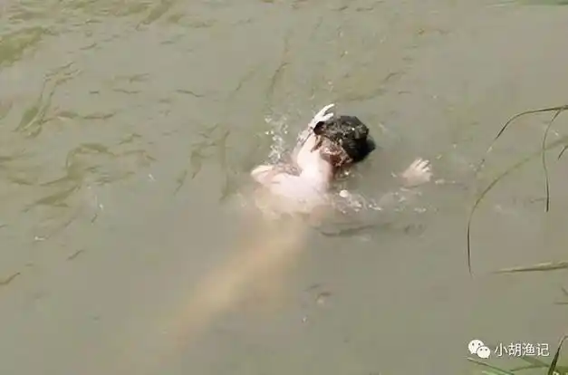 吓死了江苏男子钓鱼时遇到赤裸女尸吓得赶紧报警求助