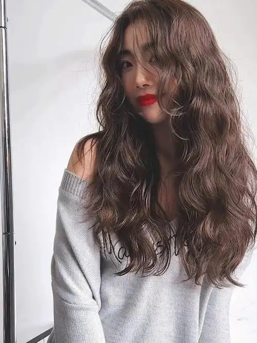 自己的烫发发型让你让你即洋气又好打理~ 法式烫发的卷度比较慵懒蓬松