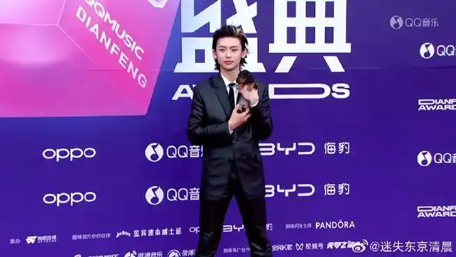 穿着西装梳着大背头抱着小狗走红毯,王琳凯超绝松弛感9615,又可爱