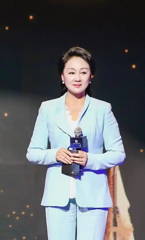 67王姬亮相华语编剧盛典淡蓝西装尽显优雅知性