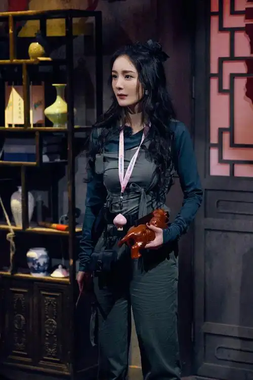 杨幂《密室大逃脱》新剧照 工装风造型酷飒绝美,周四见啊