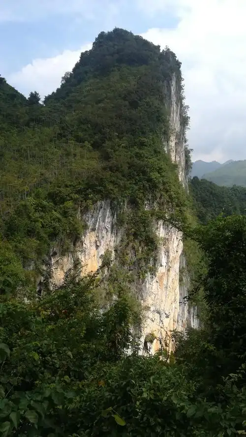 这是我们上山的右边拍的一座山峰,笔直陡峭雄伟气势磅礴