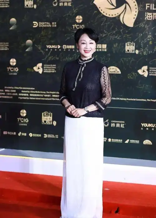 回顾著名演员王姬事业和情感坎坷有泪如今仍将29岁智障儿子当宝