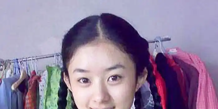 赵丽颖晒十年前旧照 大眼青涩可爱(图)
