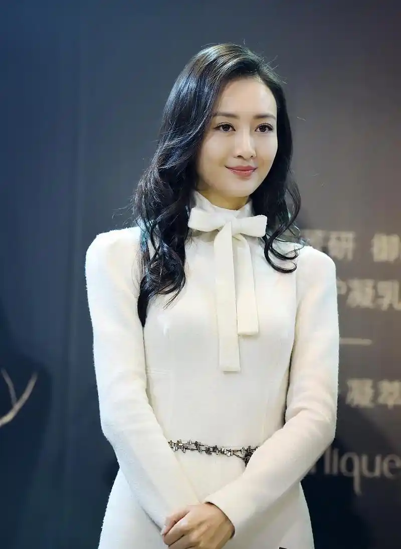 40岁王鸥:女人味十足 王鸥,四十岁的女性,以出众的外貌,演技和职业