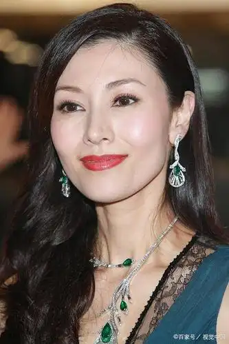 48岁冻龄女神李嘉欣人到中年颜值照样美网友这都不会老的吗