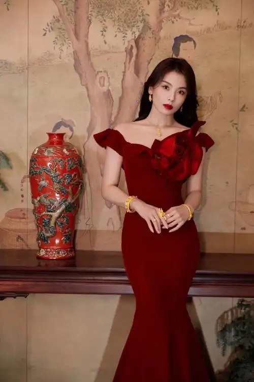 刘涛红裙写真美翻了!紧身裙勾勒完美曲线,高贵典雅气质令人陶醉