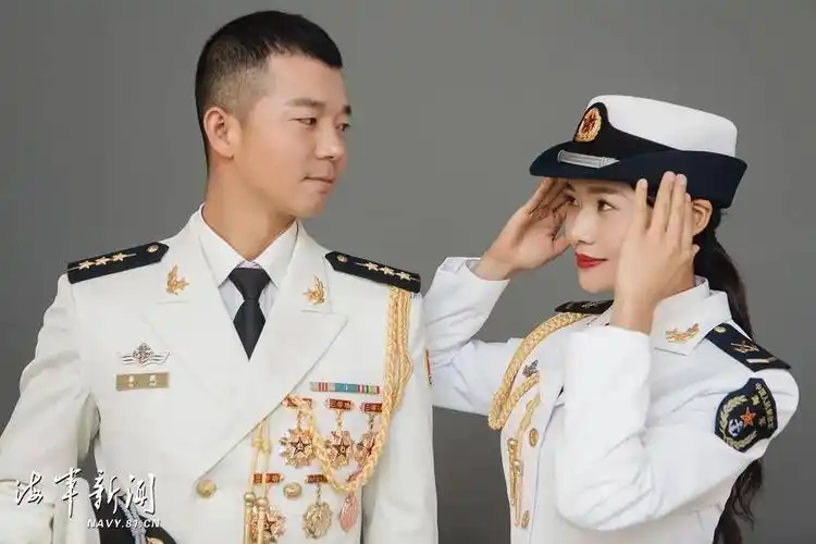 李跃和韩秀云登记结婚 两人穿上白色的军装,拍了一组结婚照 那天,他们