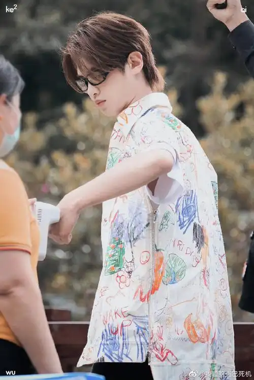 黄明昊全力以赴的行动派上班饭拍图##黄明昊涂鸦衬衫