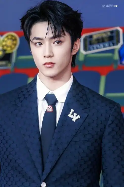 刘耀文把发箍带脖子上