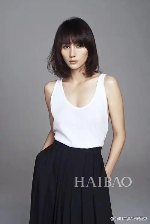 袁泉高级黑白穿搭风格,优雅欧式时尚无人能敌,散发出迷人气息