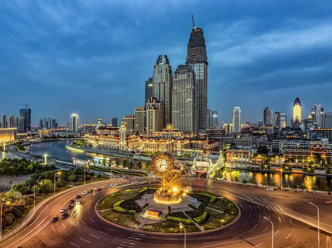 天津的夜景,让人流连忘返 天津的夜景,是一幅绚丽多彩的画卷,让人沉醉