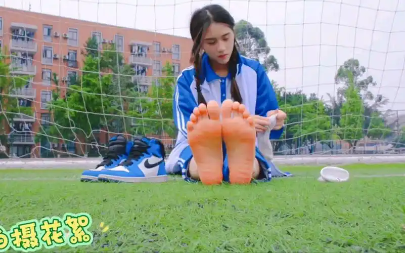 光脚丫子.有点冻脚呀!