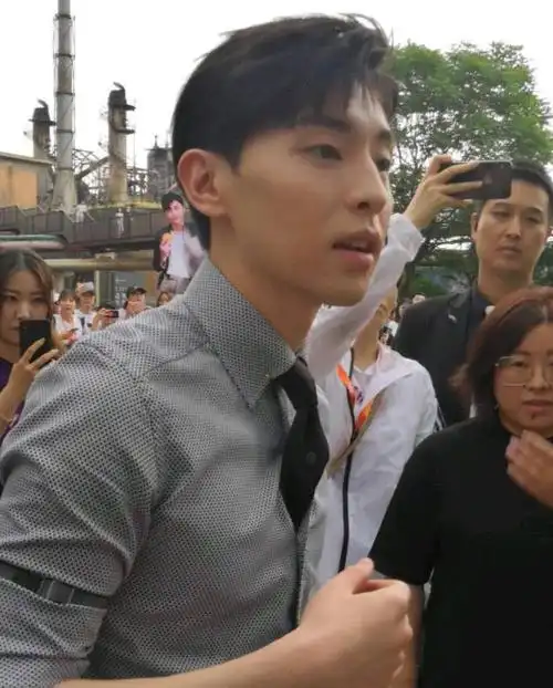 邓伦的颜值有多高?当看到路人镜头下的他:给p图师耽误了