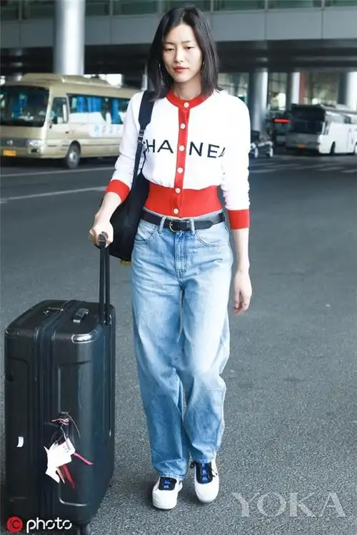 女明星机场街拍穿上了毛衣轻薄针织衫早秋必入