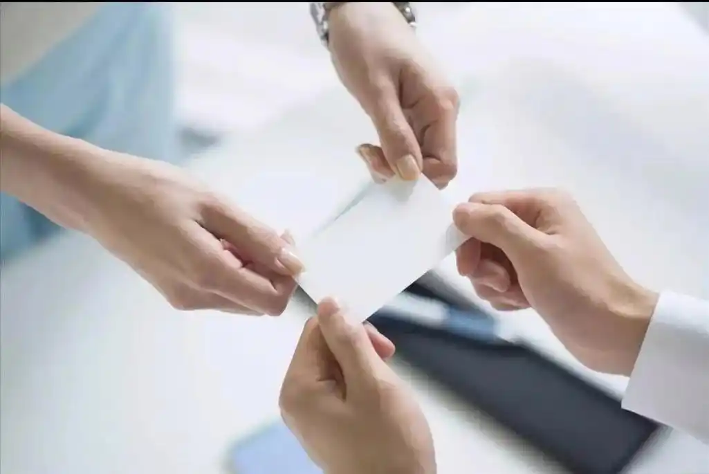 递交名片的礼仪如何递名片才能叫别人更加关注你