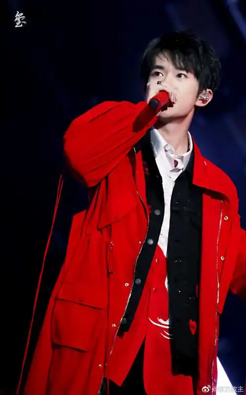 易烊千玺与新年红的适配度