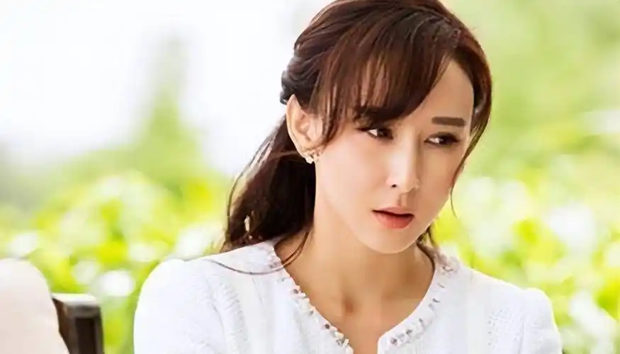 《卧底警花》今晚卫视首播,天花板阵容曝光,闫妮女儿c位惹争议_缉毒