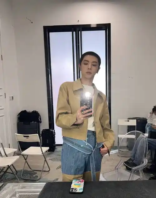 相比起金银色长发,我更喜欢华晨宇寸头发型,肆意明烈,张扬态度,不过红