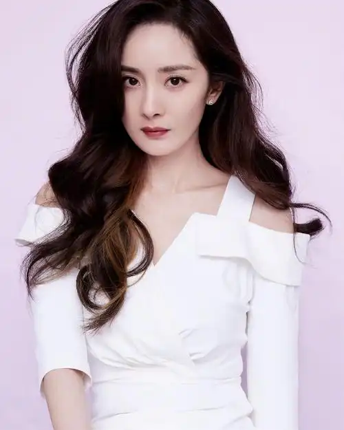 杨幂穿白色连衣裙 长卷发披肩气质优雅|杨幂|长卷发|披肩_新浪新闻