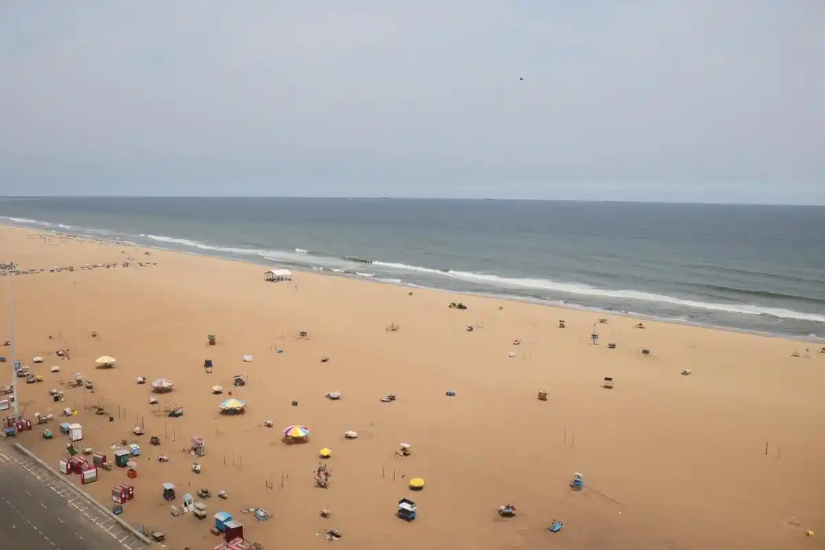 位于天津的东疆湾沙滩景区,拥有较大的人造沙滩,海域,滨海路和禄