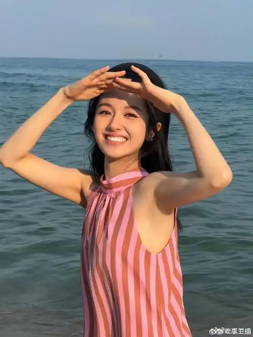 海边阳光少女小裙子氛围感直接拉满李兰迪站在那里就是一幅画