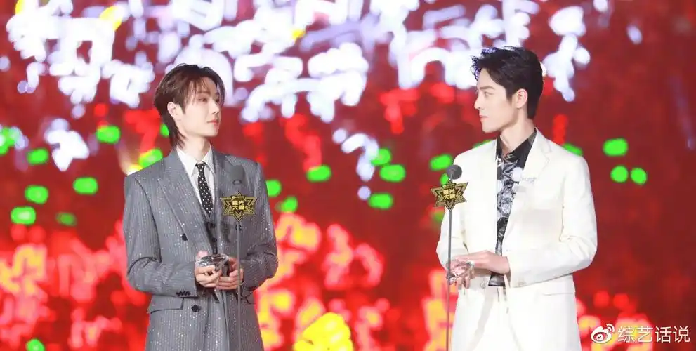 肖战和王一博今晚共同上台领奖,俩人都是今年的年度人气电视剧演员