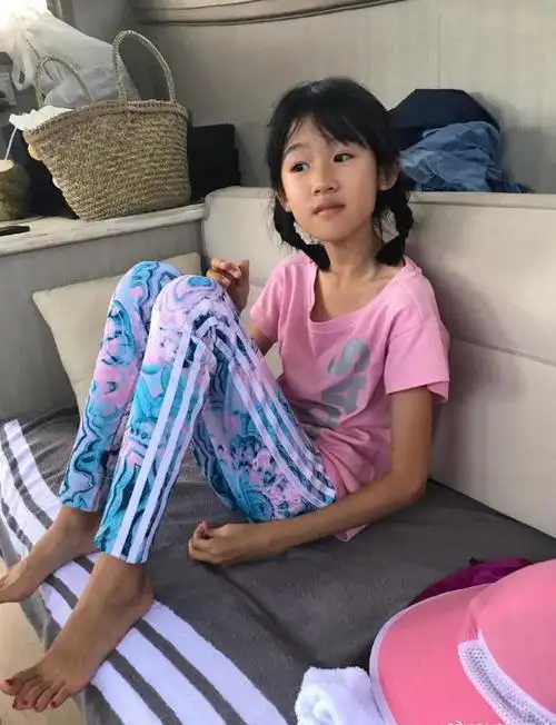 陆毅女儿贝儿近照曝光长相酷似老爸大长腿快要溢出屏幕