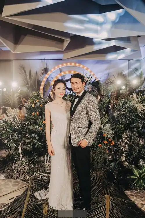 杨烁9岁儿子近照,娃娃脸不再学冲浪险摔倒,跟爸爸相处总被说_杨雨辰