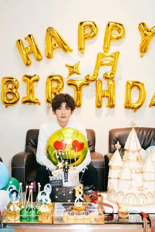 为王源庆23岁生日#圆圆的一些蛋糕合集右划一键减龄97999799
