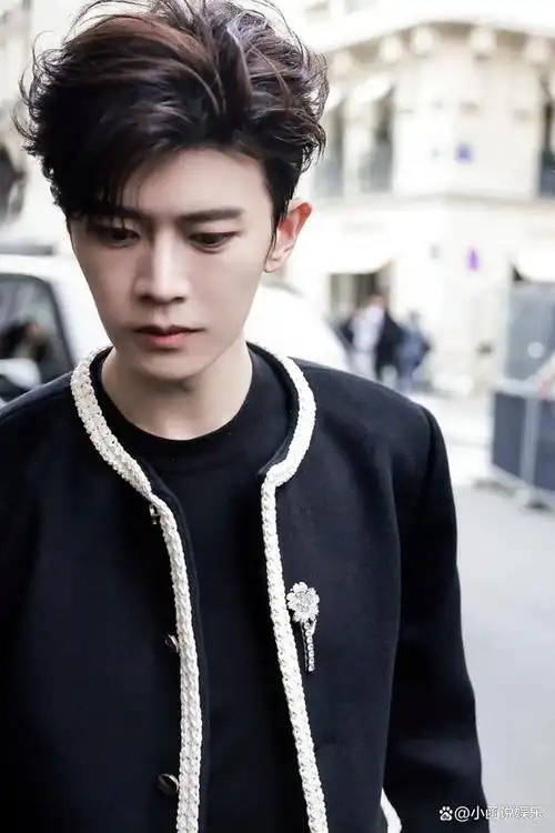 任嘉伦亮相巴黎街头,帅气十足引爆全网