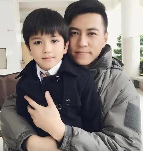 靳东参加两会!他身份好厉害,两套西装帅气儒雅,领导范儿十足