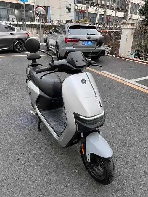 超级无敌好看且智能的九号机器人电动车.