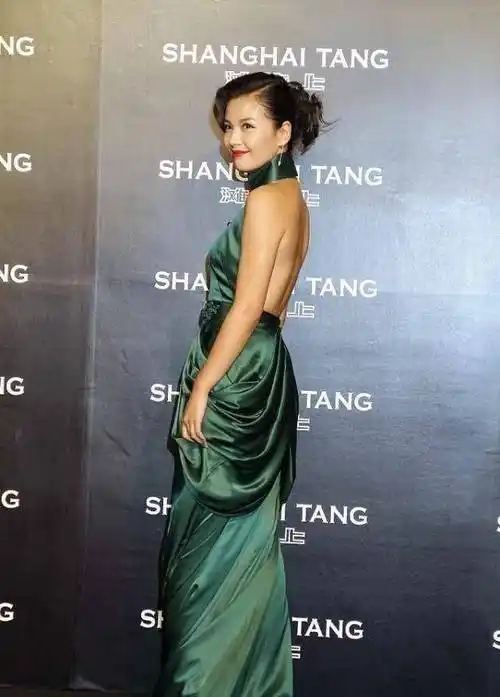 穿上露背旗袍不仅性感,不穿衬衫也显得很浮华!_款式_气质_衣服