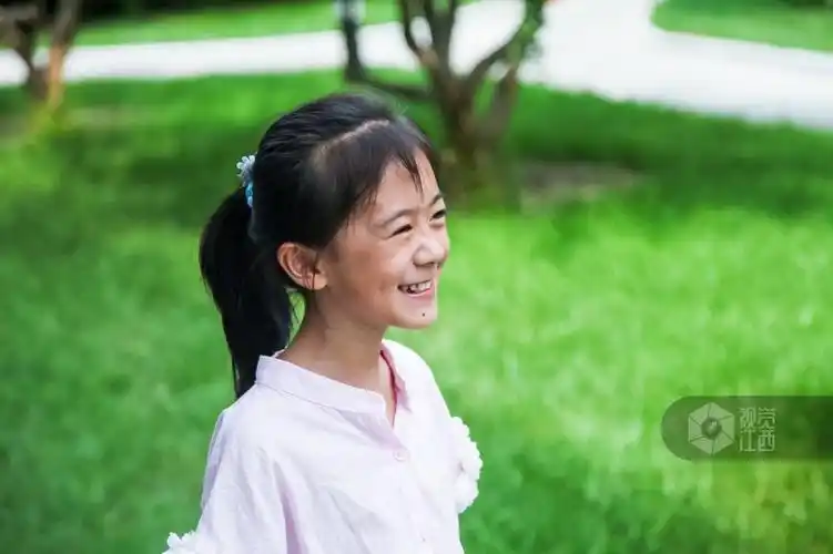 漂亮的小女孩笑的如此开心,她的笑容感染着我们每一个人.1/1