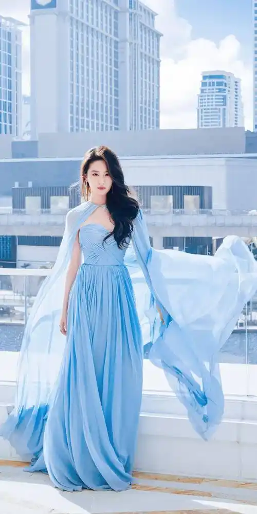 刘亦菲的颜值一直都是娱乐圈的佼佼者,不管是古装还是现代装都非常的