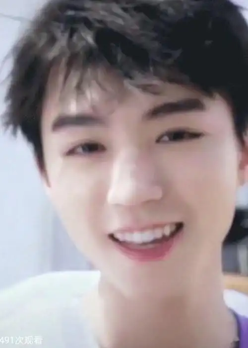 王俊凯超近距离美颜暴击送上可爱的虎牙少年
