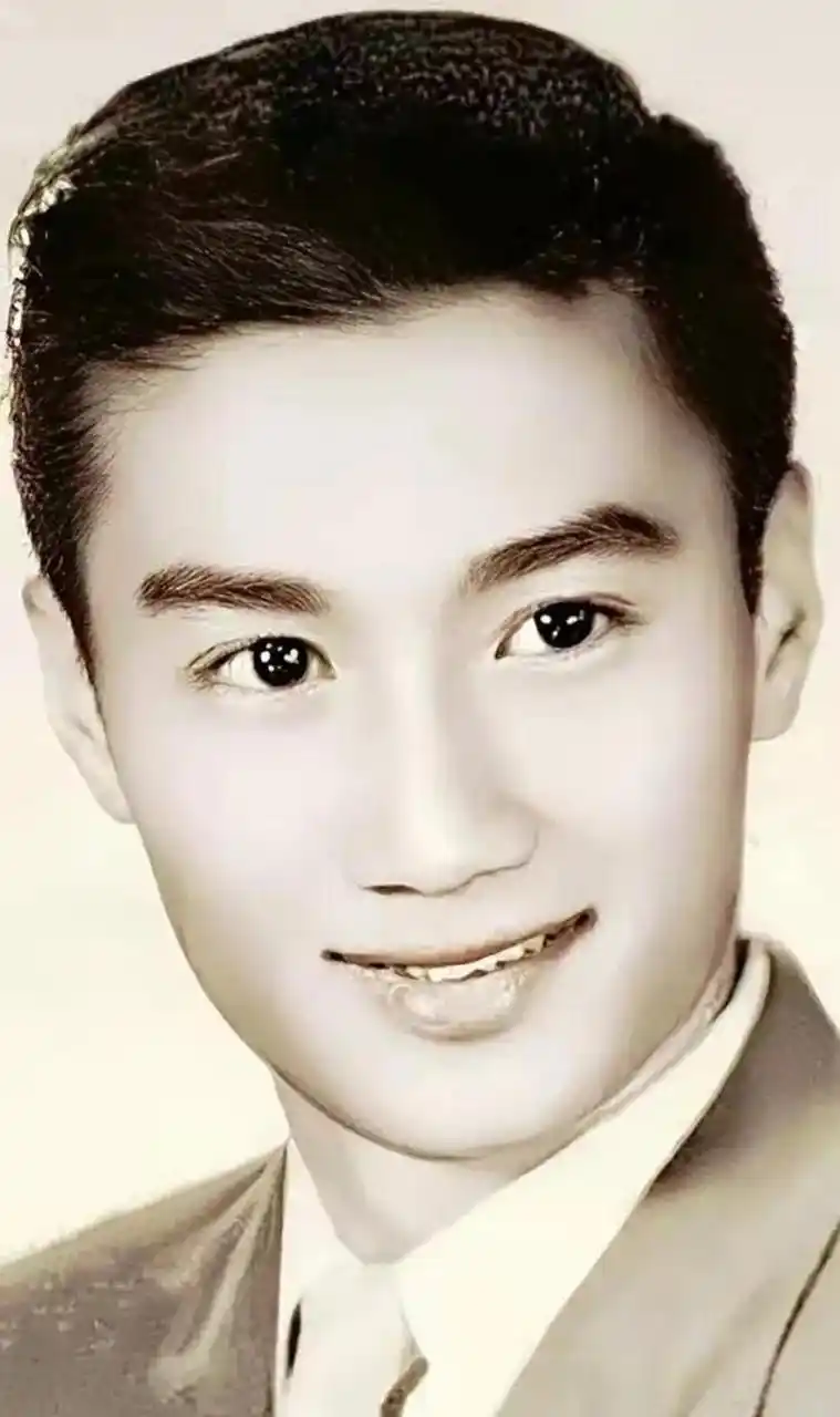 领动计划# 谢霆锋的老子谢贤,年轻时好帅. 感觉比谢霆锋帅多了.