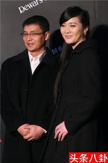 从照片来中,李琳一袭白色婚纱和李大双在拉斯维加斯街头幸福相依