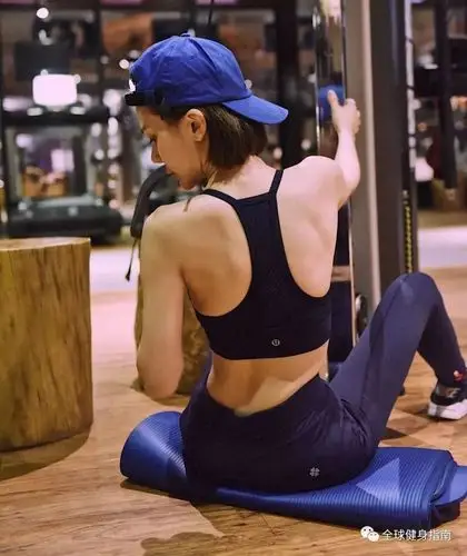 高颜值马甲线女神撸铁6年的她包揽甜美与帅气果然健身的女孩都是男女