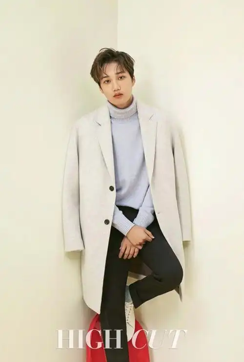 画报中,kai分别身穿修身的毛呢大衣,温暖的厚棉衣,配上宽松的直筒西装