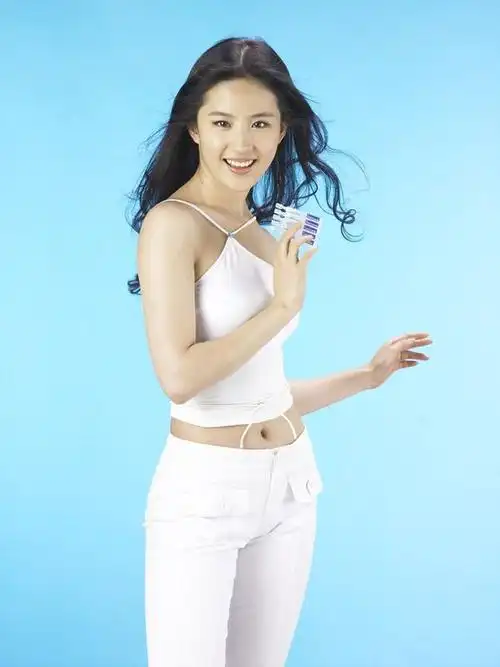 刘亦菲早期代言广告图片,小白裙搭配披肩长发,满满都是少女感!