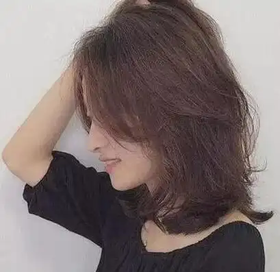 发型,只要披散下来就散发着满满的秋意,那种披散着头发行走时就感觉