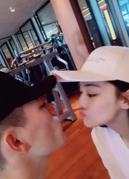 张馨予情人节秀恩爱与老公亲密自拍玩亲