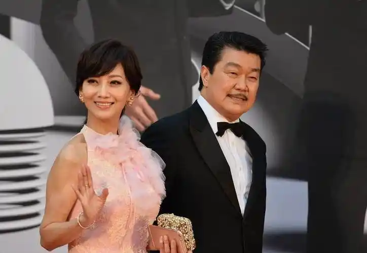 赵雅芝带丈夫儿子出镜,一家三口看着挺幸福,儿子原来这么帅气_穿着