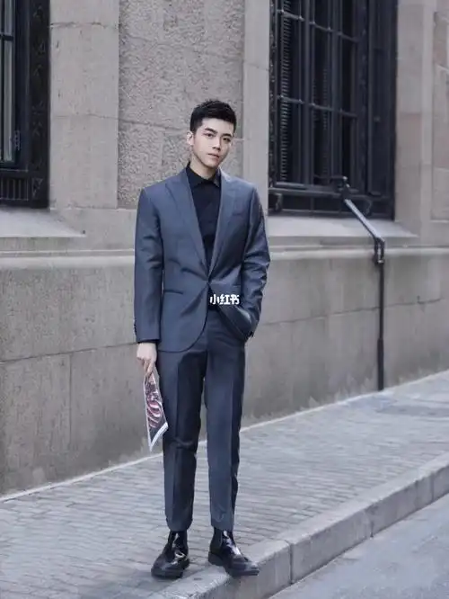 今日分享|西装穿搭 灰色西装搭配黑色衬衫 显年轻 又稳重,#西服定制